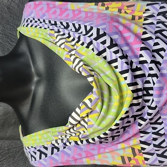 Calvin Klein size XL Is sleeveless blouse with asymmetrical Patterns. - Picture 3 of 7